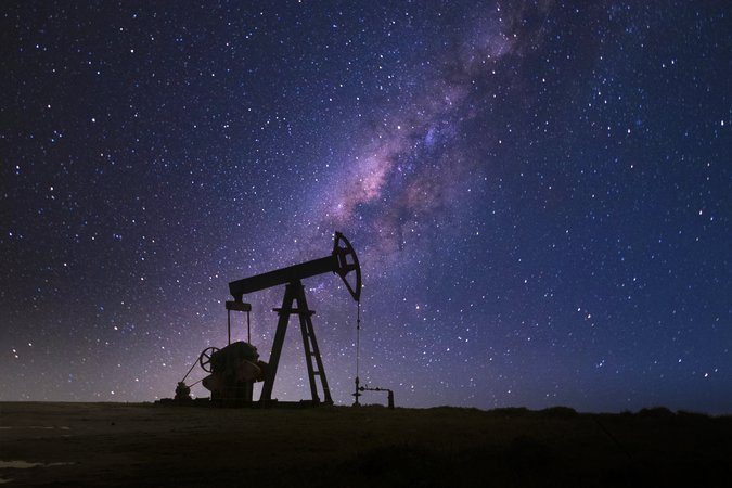 GettyImages-1221490504 Milky way oil well